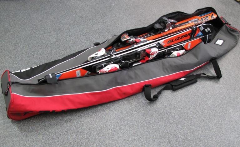 Ski in Skisack verpacken